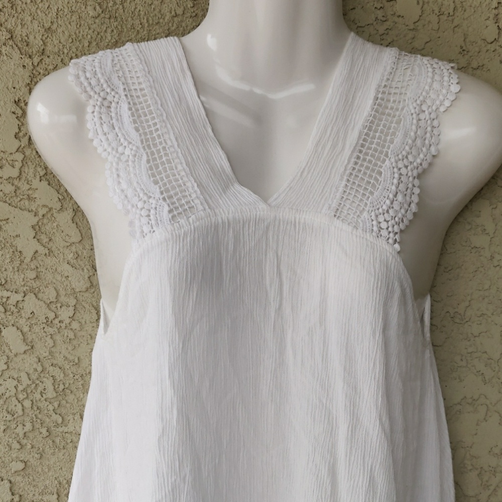 Kimchi blue white crochete sleeveless top - Picture 2 of 8